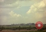 Standbild UH-1D Vietnam, 1965, aus Sekunde 21 historischem Filmmaterial Videoclip 65675025025