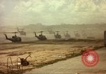 Standbild UH-1D Vietnam, 1965, aus Sekunde 25 historischem Filmmaterial Videoclip 65675025025