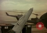 Standbild UH-1D Vietnam, 1965, aus Sekunde 30 historischem Filmmaterial Videoclip 65675025025
