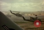 Standbild UH-1D Vietnam, 1965, aus Sekunde 34 historischem Filmmaterial Videoclip 65675025025