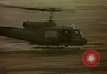 Standbild UH-1D Vietnam, 1965, aus Sekunde 55 historischem Filmmaterial Videoclip 65675025025