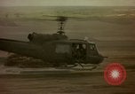 Standbild UH-1D Vietnam, 1965, aus Sekunde 56 historischem Filmmaterial Videoclip 65675025025
