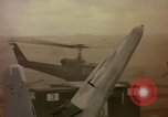 Standbild UH-1D Vietnam, 1965, aus Sekunde 61 historischem Filmmaterial Videoclip 65675025025