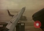 Standbild UH-1D Vietnam, 1965, aus Sekunde 62 historischem Filmmaterial Videoclip 65675025025