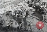 Standbild japanische Truppen zUSAmmengekauert im Lkw Mandschurei, 1932, aus Sekunde 10 historischem Filmmaterial Videoclip 65675025064