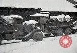 Standbild japanische Truppen zUSAmmengekauert im Lkw Mandschurei, 1932, aus Sekunde 19 historischem Filmmaterial Videoclip 65675025064