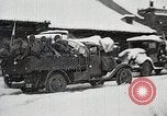 Standbild japanische Truppen zUSAmmengekauert im Lkw Mandschurei, 1932, aus Sekunde 20 historischem Filmmaterial Videoclip 65675025064