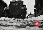 Standbild japanische Truppen zUSAmmengekauert im Lkw Mandschurei, 1932, aus Sekunde 28 historischem Filmmaterial Videoclip 65675025064