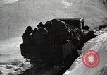 Standbild japanische Truppen zUSAmmengekauert im Lkw Mandschurei, 1932, aus Sekunde 45 historischem Filmmaterial Videoclip 65675025064