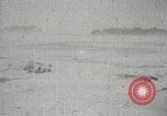 Standbild japanische Truppen zUSAmmengekauert im Lkw Mandschurei, 1932, aus Sekunde 58 historischem Filmmaterial Videoclip 65675025064