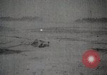 Standbild japanische Truppen zUSAmmengekauert im Lkw Mandschurei, 1932, aus Sekunde 60 historischem Filmmaterial Videoclip 65675025064