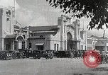Standbild chinesischen Eastern Railway Fahne über dem Bahnhof Harbin Manchukuo, 1932, aus Sekunde 10 historischem Filmmaterial Videoclip 65675025073
