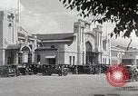 Standbild chinesischen Eastern Railway Fahne über dem Bahnhof Harbin Manchukuo, 1932, aus Sekunde 12 historischem Filmmaterial Videoclip 65675025073