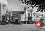 Standbild chinesischen Eastern Railway Fahne über dem Bahnhof Harbin Manchukuo, 1932, aus Sekunde 13 historischem Filmmaterial Videoclip 65675025073