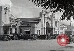 Standbild chinesischen Eastern Railway Fahne über dem Bahnhof Harbin Manchukuo, 1932, aus Sekunde 14 historischem Filmmaterial Videoclip 65675025073