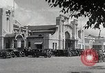 Standbild chinesischen Eastern Railway Fahne über dem Bahnhof Harbin Manchukuo, 1932, aus Sekunde 15 historischem Filmmaterial Videoclip 65675025073