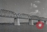 Standbild chinesischen Eastern Railway Fahne über dem Bahnhof Harbin Manchukuo, 1932, aus Sekunde 62 historischem Filmmaterial Videoclip 65675025073