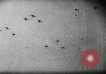 Standbild Kampf für Palembang Ölraffinerien Palembang Indonesien, 1942, aus Sekunde 6 historischem Filmmaterial Videoclip 65675025093