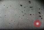 Standbild Kampf für Palembang Ölraffinerien Palembang Indonesien, 1942, aus Sekunde 12 historischem Filmmaterial Videoclip 65675025093