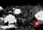 Standbild Kampf für Palembang Ölraffinerien Palembang Indonesien, 1942, aus Sekunde 52 historischem Filmmaterial Videoclip 65675025093