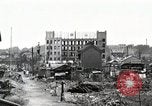 Standbild Japanische Bürger reißen Luftschutzbunker Tokio Japan Shiba Bezirk, 1945, aus Sekunde 1 historischem Filmmaterial Videoclip 65675025162
