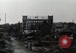 Standbild Japanische Bürger reißen Luftschutzbunker Tokio Japan Shiba Bezirk, 1945, aus Sekunde 3 historischem Filmmaterial Videoclip 65675025162