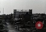 Standbild Japanische Bürger reißen Luftschutzbunker Tokio Japan Shiba Bezirk, 1945, aus Sekunde 4 historischem Filmmaterial Videoclip 65675025162