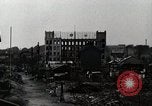Standbild Japanische Bürger reißen Luftschutzbunker Tokio Japan Shiba Bezirk, 1945, aus Sekunde 5 historischem Filmmaterial Videoclip 65675025162