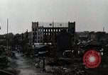 Standbild Japanische Bürger reißen Luftschutzbunker Tokio Japan Shiba Bezirk, 1945, aus Sekunde 6 historischem Filmmaterial Videoclip 65675025162