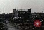 Standbild Japanische Bürger reißen Luftschutzbunker Tokio Japan Shiba Bezirk, 1945, aus Sekunde 9 historischem Filmmaterial Videoclip 65675025162