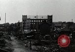 Standbild Japanische Bürger reißen Luftschutzbunker Tokio Japan Shiba Bezirk, 1945, aus Sekunde 10 historischem Filmmaterial Videoclip 65675025162