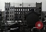 Standbild Japanische Bürger reißen Luftschutzbunker Tokio Japan Shiba Bezirk, 1945, aus Sekunde 13 historischem Filmmaterial Videoclip 65675025162