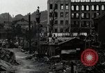 Standbild Japanische Bürger reißen Luftschutzbunker Tokio Japan Shiba Bezirk, 1945, aus Sekunde 21 historischem Filmmaterial Videoclip 65675025162