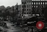 Standbild Japanische Bürger reißen Luftschutzbunker Tokio Japan Shiba Bezirk, 1945, aus Sekunde 23 historischem Filmmaterial Videoclip 65675025162