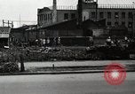 Standbild Japanische Bürger reißen Luftschutzbunker Tokio Japan Shiba Bezirk, 1945, aus Sekunde 28 historischem Filmmaterial Videoclip 65675025162