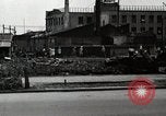 Standbild Japanische Bürger reißen Luftschutzbunker Tokio Japan Shiba Bezirk, 1945, aus Sekunde 29 historischem Filmmaterial Videoclip 65675025162