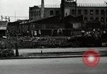 Standbild Japanische Bürger reißen Luftschutzbunker Tokio Japan Shiba Bezirk, 1945, aus Sekunde 30 historischem Filmmaterial Videoclip 65675025162