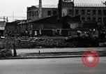 Standbild Japanische Bürger reißen Luftschutzbunker Tokio Japan Shiba Bezirk, 1945, aus Sekunde 31 historischem Filmmaterial Videoclip 65675025162