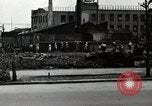 Standbild Japanische Bürger reißen Luftschutzbunker Tokio Japan Shiba Bezirk, 1945, aus Sekunde 32 historischem Filmmaterial Videoclip 65675025162