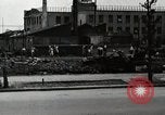 Standbild Japanische Bürger reißen Luftschutzbunker Tokio Japan Shiba Bezirk, 1945, aus Sekunde 33 historischem Filmmaterial Videoclip 65675025162