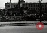 Standbild Japanische Bürger reißen Luftschutzbunker Tokio Japan Shiba Bezirk, 1945, aus Sekunde 34 historischem Filmmaterial Videoclip 65675025162