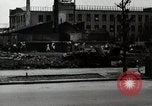 Standbild Japanische Bürger reißen Luftschutzbunker Tokio Japan Shiba Bezirk, 1945, aus Sekunde 35 historischem Filmmaterial Videoclip 65675025162