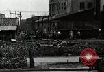 Standbild Japanische Bürger reißen Luftschutzbunker Tokio Japan Shiba Bezirk, 1945, aus Sekunde 53 historischem Filmmaterial Videoclip 65675025162