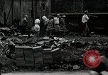 Standbild Japanische Bürger reißen Luftschutzbunker Tokio Japan Shiba Bezirk, 1945, aus Sekunde 57 historischem Filmmaterial Videoclip 65675025162