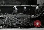 Standbild Japanische Bürger reißen Luftschutzbunker Tokio Japan Shiba Bezirk, 1945, aus Sekunde 62 historischem Filmmaterial Videoclip 65675025162