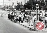 Immagine di Il popolo giapponese attendere street car Tokyo Giappone Shiba District, 1945, secondo 1 filmato di repertorio 65675025163