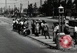 Immagine di Il popolo giapponese attendere street car Tokyo Giappone Shiba District, 1945, secondo 5 filmato di repertorio 65675025163