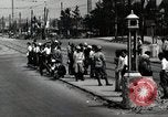 Immagine di Il popolo giapponese attendere street car Tokyo Giappone Shiba District, 1945, secondo 6 filmato di repertorio 65675025163