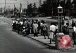 Immagine di Il popolo giapponese attendere street car Tokyo Giappone Shiba District, 1945, secondo 7 filmato di repertorio 65675025163