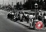 Immagine di Il popolo giapponese attendere street car Tokyo Giappone Shiba District, 1945, secondo 8 filmato di repertorio 65675025163